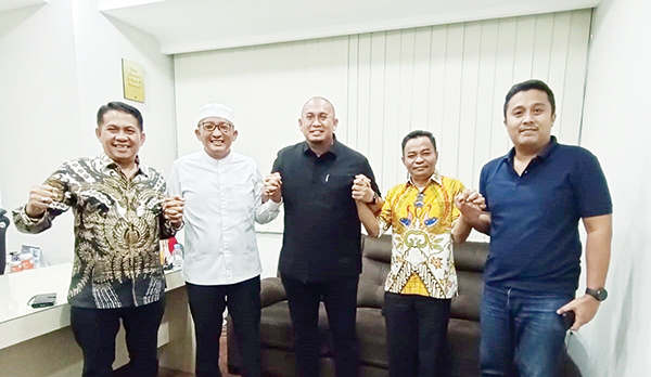Andre Rosiade: Mohon Dukungan Warga, Hendri Septa-Hidayat Diusung PAN-Gerindra di Pilkada Padang 1 MAJU PILKADA— Anggota DPR RI Andre Rosiade bersama Hendri Septa yang juga Ketua DPD PAN Kota Padang didampingi Sekretaris DPD Partai Gerindra Sumbar Evi Yandri Dt Rajo Budiman, Hidayat dan Ketua DPP Gerindra Vasco Ruseimy, di Gedung Nusantara 1 Kompleks Parlemen Senayan Jakarta, Rabu (25/6).