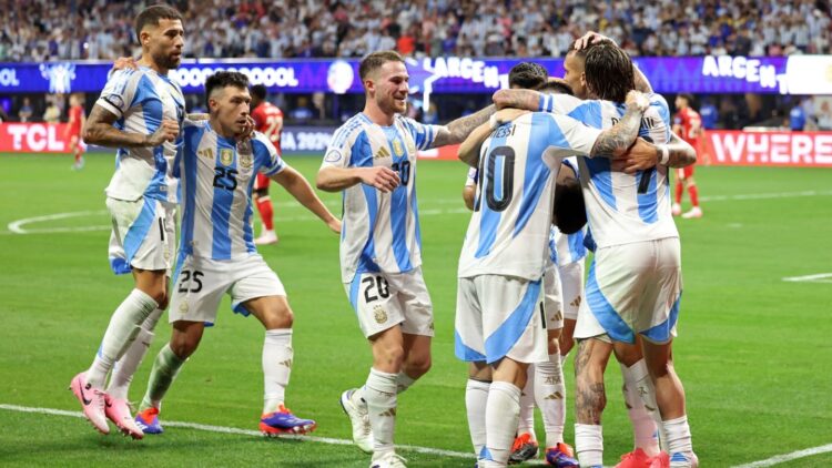 Atasi Chile 1-0, Argentina Lolos Perempatfinal Copa America 2024 1 SELEBRASI— Selebrasi pemain Argentina usai Lautaro Martinez membobol gawang Chile pada penyisihan grup A Copa America 2024 yang berlangsung di MetLife Stadium, New Jersey, Rabu (26/6) pagi WIB.