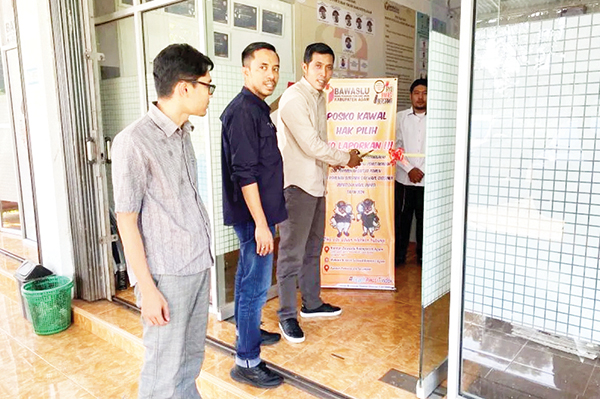 Akomodir Hak Masyarakat, Bawaslu Agam Luncurkan Posko Kawal Hak Pilih 1 POSKO— Ketua Bawaslu Agam Suhendra sedang meresmikan Posko Kawal Hak Pilih di Bawaslu setempat, Rabu (26/6).