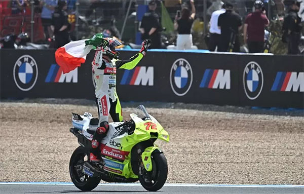 Hengkang dari VR46, Marco Bezzecchi Resmi Gabung dengan Aprilia Racing 1 PINDAH TIM— Pembalap Marco Bezzecchi resmi menjalani kontrak multi-tahun bersama Aprilia Racing mulai musim 2025