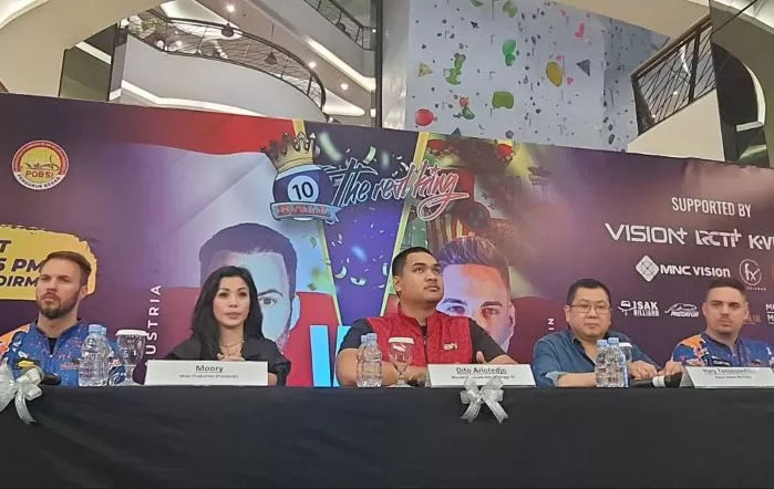 EKSHIBISI BILIAR— Menpora Dito Ariotedjo membuka ekshibisi biliar kelas dunia 10 Ball The Real King di Atrium F3, FX Sudirman Mall, Jakarta, Senin (10/6).