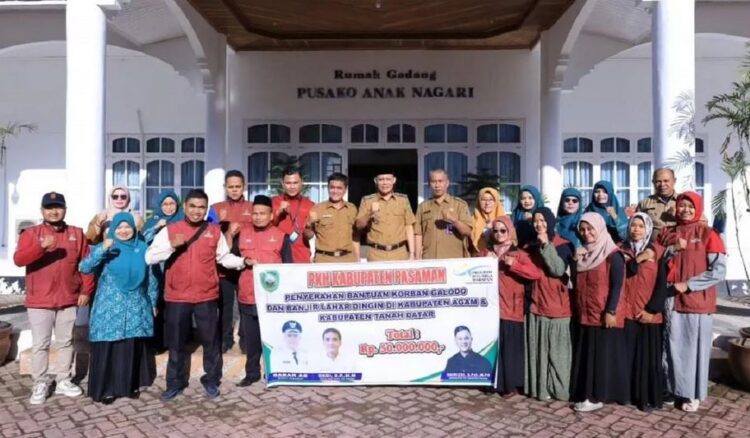 FOTO BERSAMA—Bupati Pasaman Sabar As sebelum melepas petugas PKH di halaman rumah dinas foto bersama.