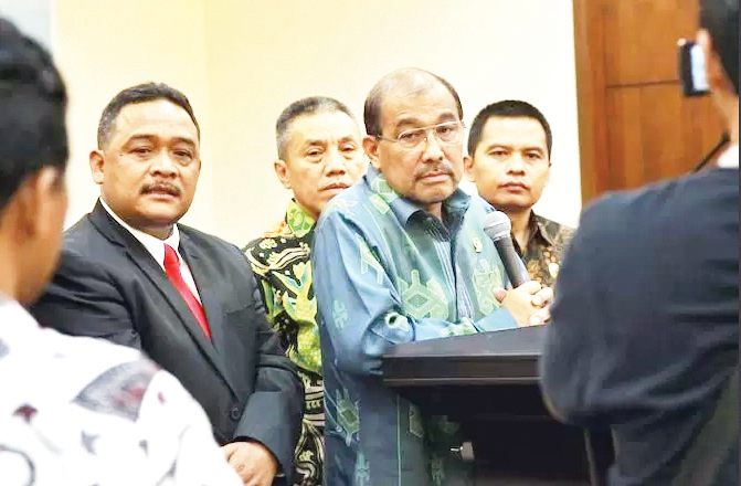 Formappi Desak Bawaslu dan KPU Periksa Mirati Dewaningsih dan Nono Sampono 1 JUMPA PERS— Wakil Ketua DPD Nono Sampono dalam jumpa pers di gedung parlemen, Jakarta, Rabu (19/9) malam meminta agar KPU mematuhi putusan MK soal pencalegan DPD yang sempat berpolemik.