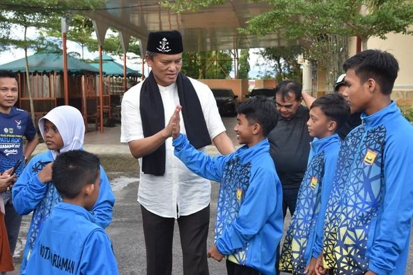 BERSAMA—Pj Wali Kota Pariaman Roberia  bersama atlet O2SN Tahun 2024.