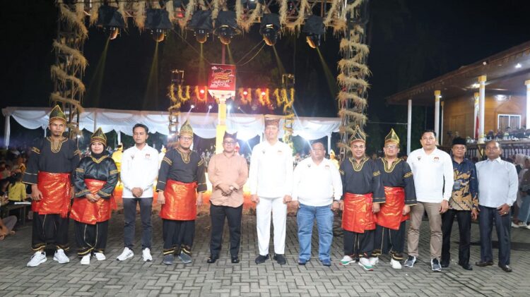 HADIRI—Pj Wali Kota Pariaman Roberia foto bersama saat menghadiri acara di KPU.
