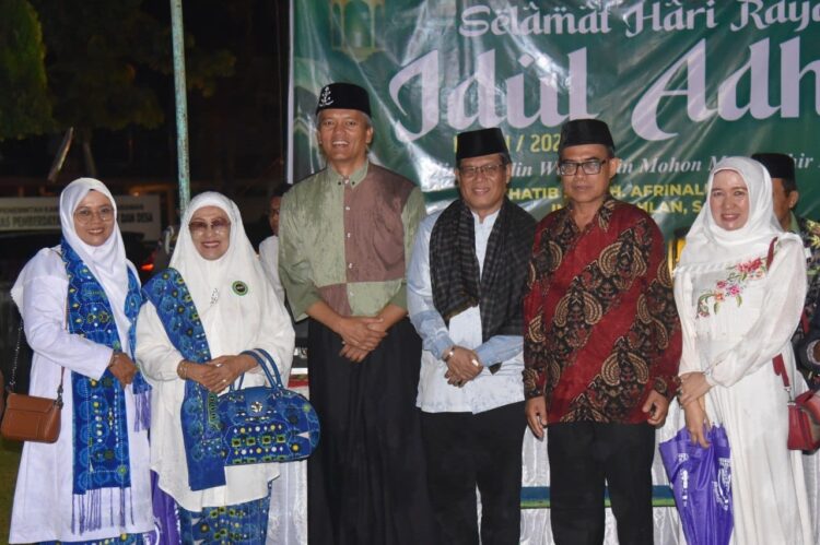 Shalat dan Takbiran Idul Adha 1445 H di Masjid Nurul Hidayah, Semangat Idul Adha sebagai Pemacu Bekerja Ikhlas untuk Pembangunan 1 TAKBIRAN—Pj Wali Kota Pariaman Roberia ketika menghadiri kegiatan malam takbiran Hari Raya Idul Adha 1445 Hijriah..