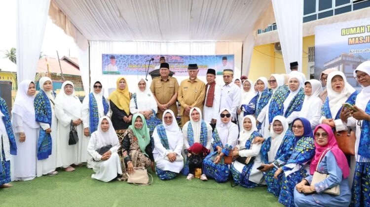 Ratusan Masyarakat Berdoa dan Berzikir, Badocek Bantu Koran Bencana Alam 1 ZIKIR BERSAMA— Pj Wali Kota Pariaman Roberia saat pelaksanaan berzikir dan berdoa dengan majelis taklim dan unsur masyarakat lainnya.