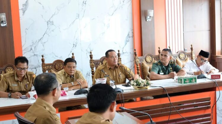 Jika Hujan Turun, Warga Shalat Idul Adha di Mushalla Balaikota 1 PERSIAPAN HARI RAYA IDUL ADHA— Sekda Kota Pariaman, Yota Balad memberikan arahan ketika memimpin rapat persiapan pelaksanaan shalat Hari Raya Idul Adha 1445 Hijriah.
