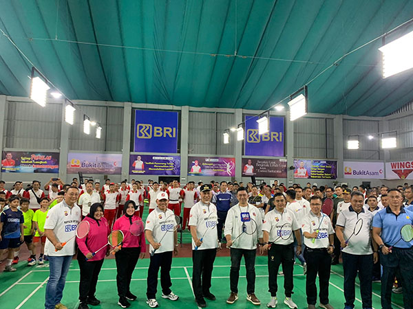Kejuaraan Bulu Tangkis Kapolda Sumbar Cup Resmi Ditabuh, Diikuti 1.020 Peserta dan Berhadiah 140 Juta 1 DIBUKA— Kapolda Sumbar Irjen Pol Suharyono bersama Gubernur Sumbar, Mahyeldi Ansharullah membuka Kejuaraan Bulu Tangkis Kapolda Cup 2024.