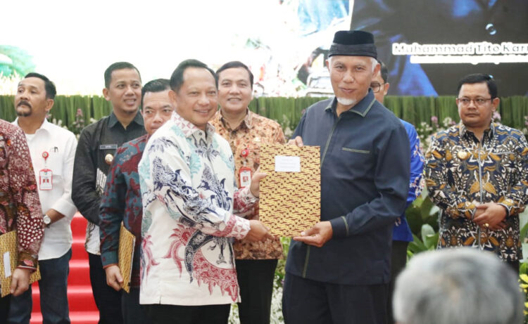 SERAHKAN DOKUMEN— Mendagri Tito Karnavian disaksikan Mentan, Andi Amran Sulaiman menyerahkan Nota Kesepahaman terkait Program/Kegiatan Cetak Sawah Rakyat secara Swakelola kepada Gubernur Sumbar, Mahyeldi Ansharullah, saat Rakor PAT, Jumat (7/6) di Kantor Kementan RI.