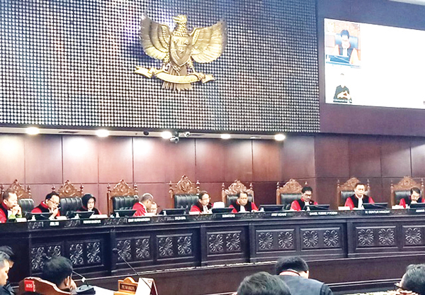 SIDANG PUTUSAN— MK saat menyampaikan putusan terkait PHPU anggota DPD RI asal Sumbar, Senin (10/6).