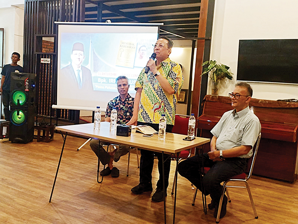 Penuhi Permintaan MK untuk Ikuti PSU, Irman Gusman Serahkan Dokumen ke KPU Sumbar 1 KONFERENSI PERS— Irman Gusman saat menggelar silaturahmi dan konferensi pers, di salah satu restoran di GOR H Agus Salim Padang, Kamis (20/6).