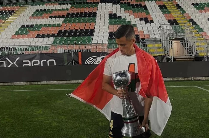 Sukses Bawa Venezia Promosi ke Serie A, Jay Idzes Kibarkan Bendera Indonesia di Italia 1 BANGGA— Jay Idzes tak lupa membawa Bendera Indonesia usai membawa Venezia FC promosi ke Serie A.