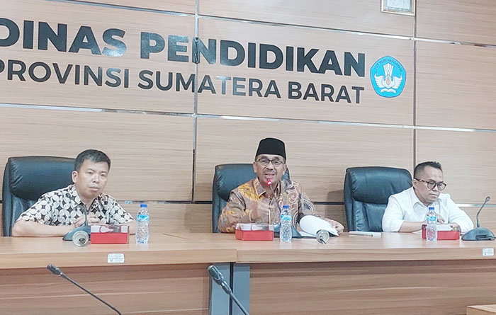 PPDB Online 2024 Sumbar Tingkat SMA, SMK dan SLB Resmi Dibuka 1 BERIKAN KETERANGAN— Kepala Disdik Provinsi Sumbar, Barlius didampingi Kabid SMA, SLB, Mahyan serta Plh. Sekretaris Disdik Sumbar Benny Wahyudi berikan keterangan pers terkait PPDB 2024 Online Sumbar, Sabtu (1/6) di Kantor Disdik Sumbar.