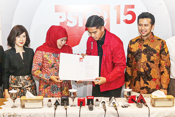 SERAHKAN SK— Ketum PSI Kaesang Pangarep (kedua kanan) bersama petinggi partai menyerahkan SK dukungan kepada B¹ka³ Calon Gubernur dan Waki Gubernur Khofifah Indar Parawansa (kedua kiri) dan Emil Dardak (kanan) di kantor DPP PSI, Jl KH Wahid Hasyim, Jakarta, Selasa (4/6).