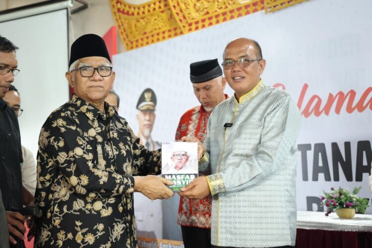 LAUNCHING--Ketua DPRD Provinsi Sumatera Barat, Supardi, SH, pada acara Hari Bangkit Pelajar Islam Indonesia dan Launching Buku Biografi H. Maspar Rasyid di Bukittinggi.
