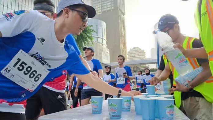 Jakarta Internasional Marathon 2024 Diikuti 15.000 Peserta 1 KUNJUNGI STAND— Peserta Jakarta International Marathon 2024 mengunjungi water station Le Minerale.