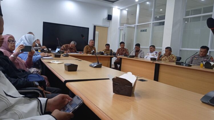 Pemko Padang Panjang Tetapkan Pelaksanaan Shalat Idul Adha di Lapangan Bancalaweh 1 PERSIAPAN SHALAT IDUL ADHA— Staf Ahli Bidang Pemerintahan Hukum dan Politik Pemko Padang Panjang, Nofriyanti, memimpin rapat shalat Idul Adha 1445 H di Aula VIP Balai Kota, Senin (3/6).