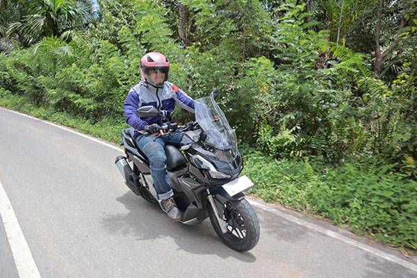 Menara Agung Bagikan Tips #Cari_Aman Hindari Begal saat Berkendara Motor 1 SAFETY RIDING— Pengendara sepeda motor yang helm, jaket dan sarung tangan agar terhindar dari pukulan benda tumpul atau serangan benda tajam yang mengarah ke kepala.