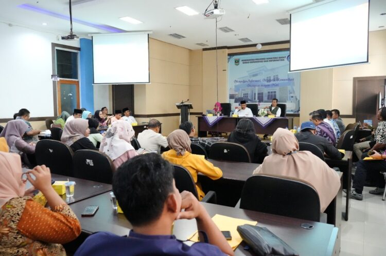 Tanggap Darurat Bencana di Sumbar Berakhir 9 Juni, Butuh Rp1,6 Triliun Perbaiki Dampak Kerusakan 1 KETERANGAN PERS—Sekdaprov Sumbar Hansastri didampingi Kalaksa BPBD Sumbar, Rudy Rinaldy dan Kepala Dinas Kominfotik Sumbar, Siti Aisyah serta sejumlah Kepala OPD memberikan keterangan pers terkait status tanggap darurat bencana, Jumat (7/6) di kantor Dinas Kominfotik Sumbar.