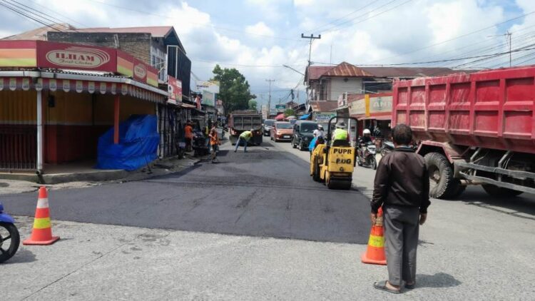 PENAMBALAN JALAN— Dinas PUPR terus mengebut pengerjaan penambalan jalan berlubang di sejumlah titik ruas jalan di Kota Padang. Dalam rentang waktu sebulan, sudah ada 35 titik jalan ditambal.