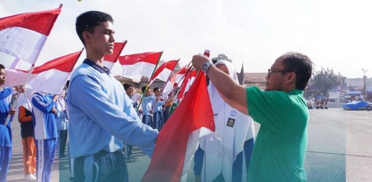 Peringatan HANI, Pemko Bagikan 10 Juta Bendera Merah Putih 1 plh wako padangpanjang bagi bendera