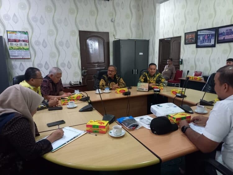 Tingkatkan Kedisiplinan Anggota Dewan dengan Pola Pemberian Reward 1 BERKUNJUNG--BK DPRD Sumbar berkunjung ke BK DPRD Provinsi Riau, Kamis (20/6).