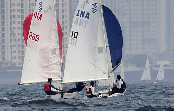 ATLET LAYAR— Penampilan atlet layar dalam Kejurnas dan Indonesia Open Sailing 2024 di Ancol, Jakarta, pada Sabtu-Minggu (22-23/6).