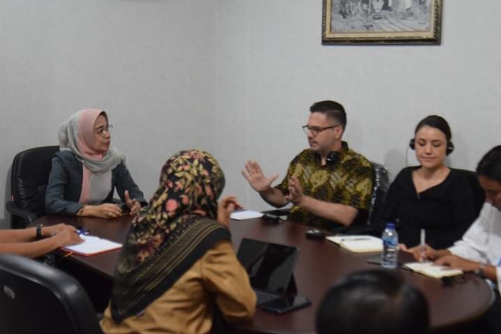 Penelitian Bank Dunia di Sumatera Barat, Hadiri Pertemuandengan Worl Bank, Pemko Harap Ada Bantuan 1 BINCANG—Sekretaris Daerah Kota Sawahlunto Dr. dr. Ambun Kadri, MKM saat bincang bincang denegan
perwakilan World Bank Jakarta.