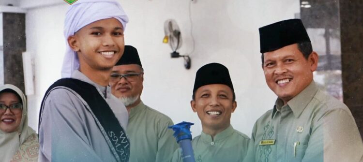 Siswa SMAN 1 Padang Panjang Lulus Beasiswa di Tiongkok 1 BEASISWA—Fakhrel Ayman Akbar, siswa SMA Negeri 1 Kota Padang Panjang berhasil meraih beasiswa di Nanjing Institute of Technology (NJIT), Tiongkok, jurusan International Trade and Economic.