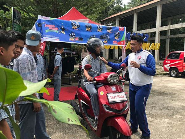 Honda Hayati Bagikan Tips #CaRi_aMaN dalam Berkendara 1 EDUKASI— Menggandeng Dealer Hayati Pariaman, PT. HPM menggelar edukasi keselamatan berkendara dengan tema Kami Bangga menjadi Generasi #Cari_Aman” di SMAN 2 Sungai Limau, Kamis (6/6).