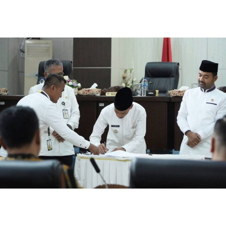 TEKEN—Disaksikan para pejabat DRPD, Wakil Bupati Selok Seletan Yuliian teken berkas acara.