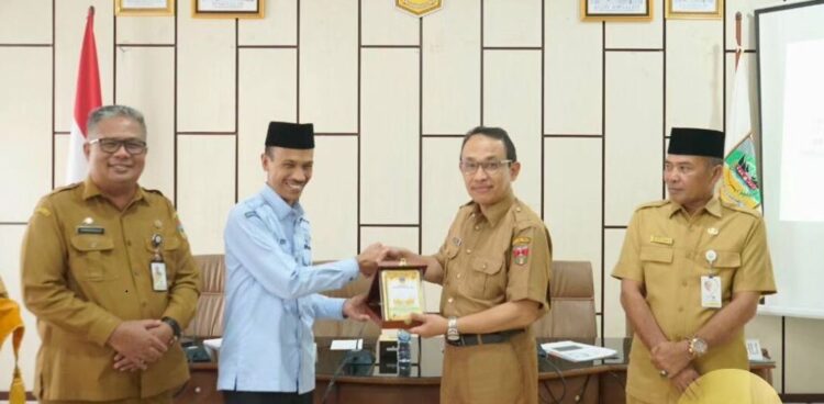 KUNJUNGAN— Kedatangan Pemko Bukittinggi disambut langsung Wakil Bupati Solsel H. Yulian Efi, Sekretaris Daerah H. Syamsurizaldi, beserta jajaran.