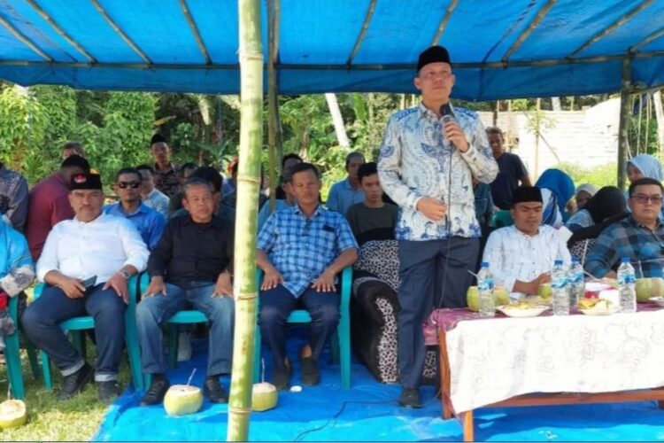 SAMBUTAN— Bupati Pasaman Sabar AS saat mengunjugi Kampung Air Rambah Nagari Panti Selatan dan bertemu dengan para tokoh masyarakat serta warga dan lainnya.