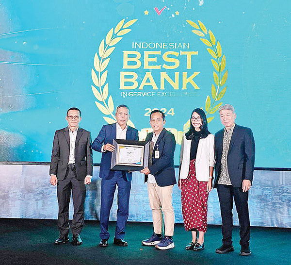 TERIMA PENGHARGAAN— Dirut Bank Nagari Gusti Candra menerima penghargaan pada ajang penghargaan 21th Infobank-MRI Banking Service Excellence 2024,