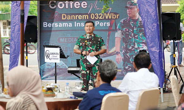 Coffee Morning di Korem 032/Wirabraja, Brigjen TNI Wahyu Eko Purnomo Ajak Media Sukseskan Program TMMD 1 COFFE MORNING— Komandan Korem 032/Wirabraja Brigjen TNI Wahyu Eko Purnomo memberikan kata sambutan saat acara coffe morning dengan awak media.