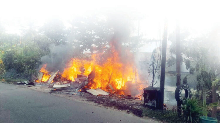Kebakaran Bengkel di Kota Padang Hanguskan 4 Sepeda Motor 1 KEBAKARAN— Kondisi bengkel sepeda motor yang terbakar di di Jalan Tampat Durian, Kelurahan Korong Gadang, Kuranji.