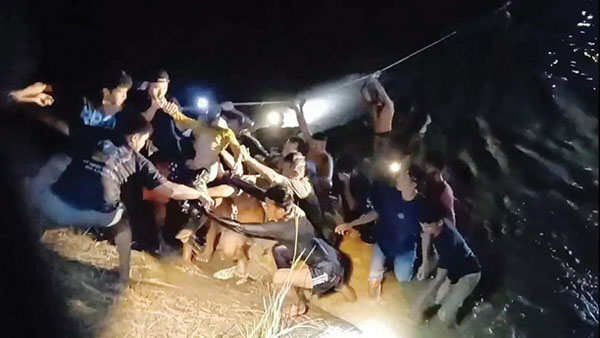 EVAKUASI— Tim SAR gabungan mengevakuasi jenazah bocah 8 tahun yang tewas tenggelam di saluran irigasi di Jorong Taratak, Nagari Siguntur, Kecamatan Sitiung, Kabupaten Dharmasraya.