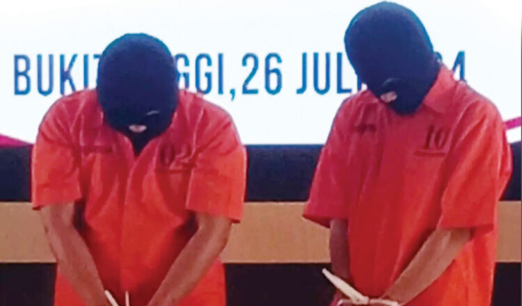 2 Guru Pesantren Sodomi Puluhan Santri, Beraksi di Lingkungan Ponpes dari Tahun 2022, Modus Minta Bantu Pijat, Ancam Tak Naik Kelas 1 Dua Pelaku sodomi berinisial RA (29) dan AA (23).