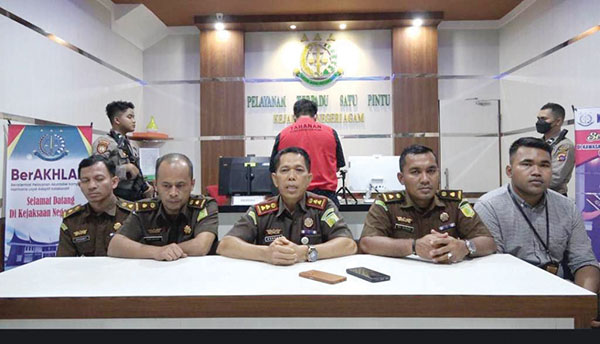 KORUPSI— Kepala Kejari Agam, Burhan bersama jajarannya saat konferensi pers terkait ditetapkannya pelaksana lapangan sebagai tersangka dugaan korupsi pembangunan gedung perpustakaan daerah.