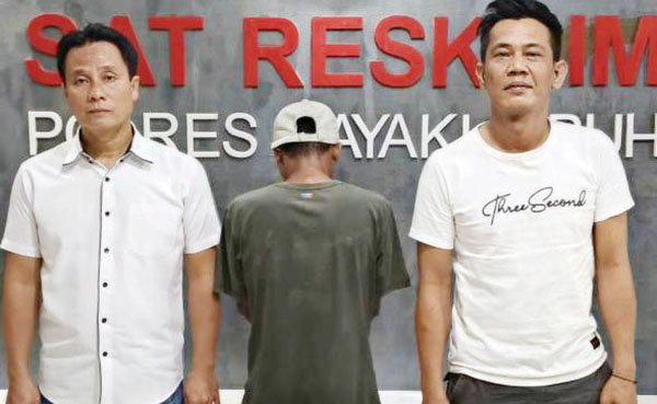 Parkir di Depan SPBU, Sopir Microbus Nekat Rudapaksa Penumpang 1 RUDAPAKSA PENUMPANG— Sopir angkutan umum microbus berinisial NE (47) ditangkap jajaran Satreskrim Polres Payakumbuh atas kasus pemerkosaan
terhadap penumpang.