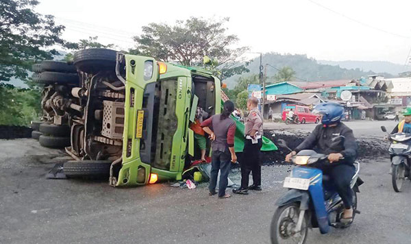 2 Dump Truk Bermuatan Batu Bara Terbalik 1 TERBALIK—
Kondisi dua dump truk yang terbalik di jalan baru Padang-Solok, Kecamatan Lubuk Kilangan Kota Padang, pada Senin, (29/7) pagi sekitar pukul
06.00 WIB.