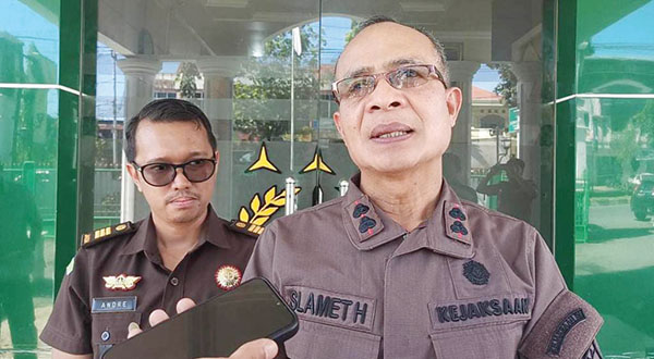 Usut Dugaan Korupsi Seragam Sekolah di Limapuluh Kota, Kejari Payakumbuh Tunggu Perhitungan Kerugian Negara dari BPKP 1 WAWANCARA— Kepala Kejari Payakumbuh Slamet Haryanto saat diwawancarai awak media.