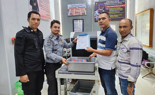 PENYERAHAN— Kasubsi Pembinaan Lapas Narkotika Sawahlunto Robi Firdaus melakukan serah terima pengunjung yang kedapatan bawa ganja kepada Kasatresnarkoba Polres Sawahlunto AKP Taufik.