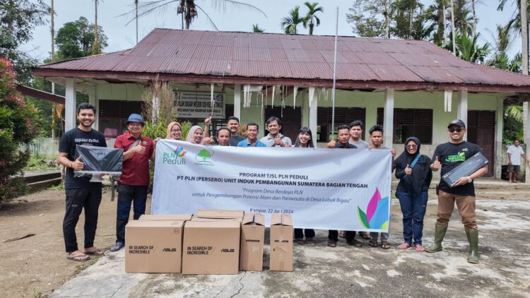 PLN UIP Sumbagteng serahkan bantuan pendidikan dan lingkungan sebagai tahap awal dimulainya program Desa Berdaya PLN di Lubuk Bigau 1 0c8a7a26 c396 4a64 b821 a53c946c92ce