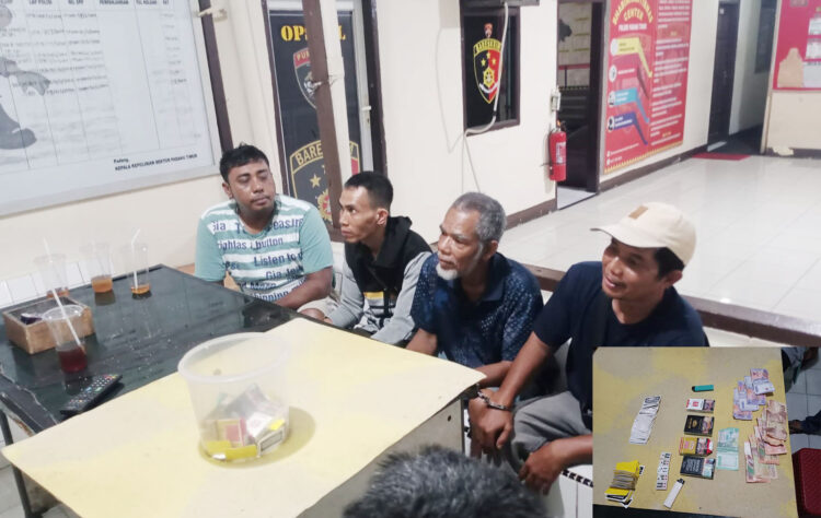 JUDI KOA— Tim Puma Polsek Padang Timur menangkap empat orang yang kedapatan bermain judi koa.