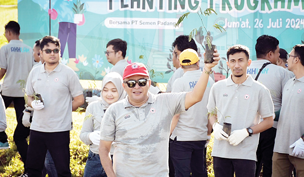 Rangkaian 4 Tahun AKHLAK BUMN, PT Semen Padang Gelar A Million Acts of Green Kaliandra Planting Program 1 TANAM KALIANDRA— Direktur Keuangan dan Umum PT Semen Padang Oktoweri, memimpin penanaman kaliandra dalam kegiatan memperingati 4 tahun core values AKHLAK bertajuk ‘A Million Acts of Green Kaliandra Planting Program’, di Area Taman Kehati PT Semen Padang, Jumat (26/7).