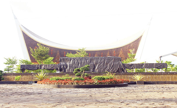 Bertepatan Peringatan 1 Muharam, Nama Masjid Raya Syekh Al Minangkabawi Sumbar Diresmikan 7 Juli 1 DISELUBUNGI— Menjelang peresmian nama baru Masjid Raya Sumbar yang akan berganti dengan Masjid Raya Syekh Ahmad Khatib Al Minangkabawi Sumbar, kemarin, Pemprov Sumbar sudah menutup selubung nama masjid yang akan diresmikan dengan kehadiran 4 tokoh, pada Minggu (7/7) mendatang.