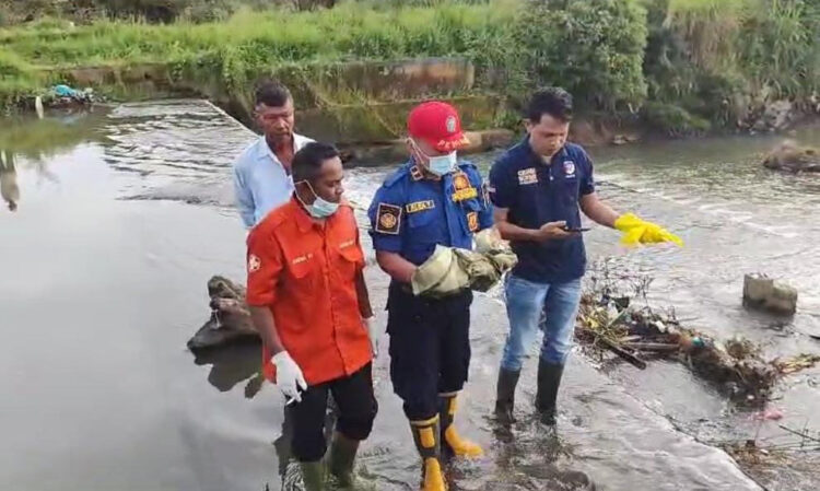 MAYAT BAYI— Polisi bersama petugas Damkar mengevakuasi mayat bayi perempuan yang ditemukan tersangkut di bendungan aliran Sungai Tambuo Kapau, Jorong Anduring, Kecamatan Tilatang Kamang, Kabupaten Agam.
