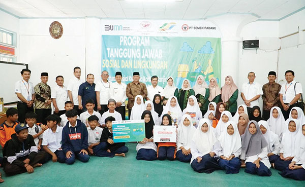 BANTUAN KORBAN BENCANA— Region Head PTPN IV Regional 4 Jambi-Sumbar Ospin Sembiring dan jajaran IIP BUMN, menyerahkan bantuan ke lokasi bencana banjir galodo di MTs Negeri 7 Tanahdatar, MDTA Kabupaten Agam serta Mushalla An Nur Rahman di Kasiak, Agam, Rabu (10/7).